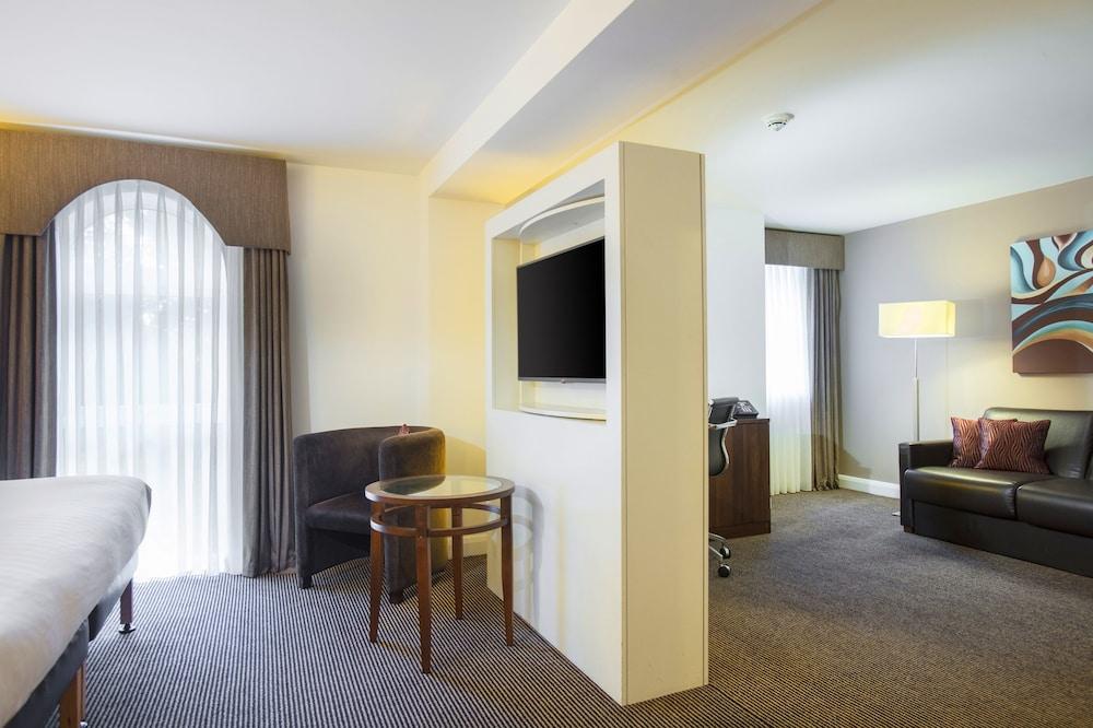 Doubletree By Hilton Честър Екстериор снимка