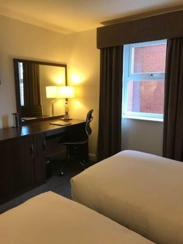 Doubletree By Hilton Честър Екстериор снимка