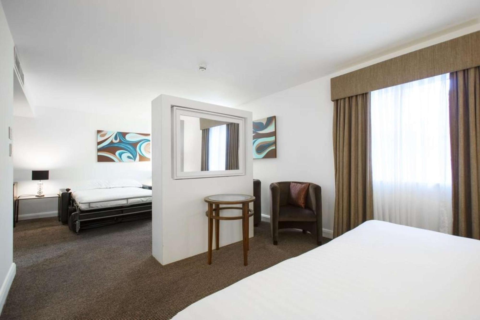 Doubletree By Hilton Честър Екстериор снимка