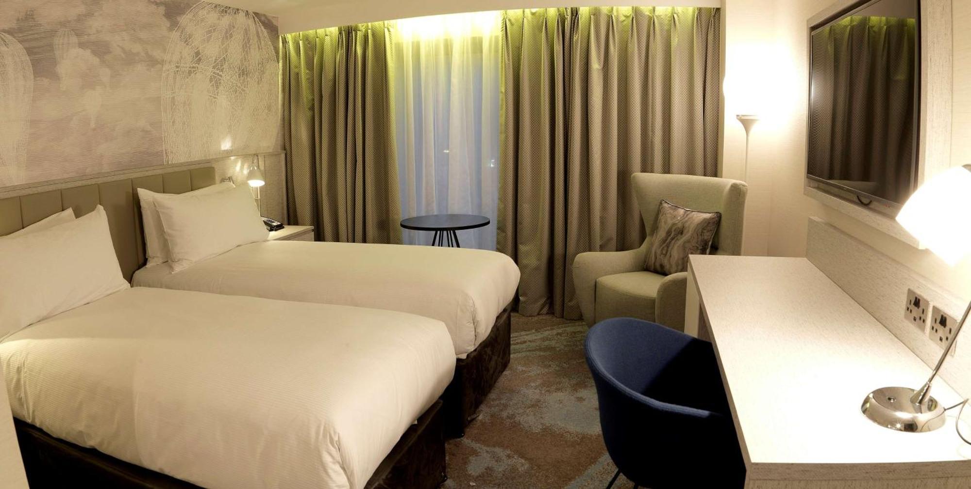 Doubletree By Hilton Честър Екстериор снимка