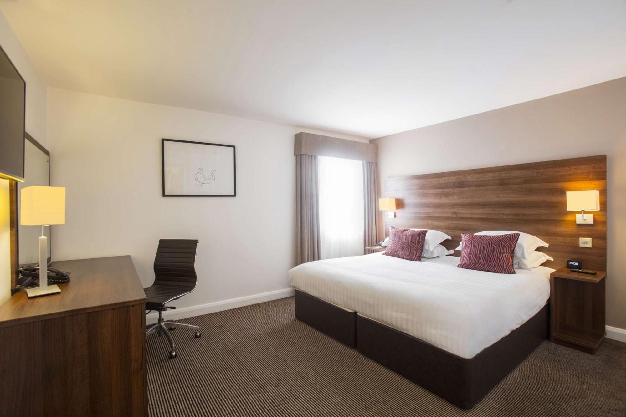 Doubletree By Hilton Честър Екстериор снимка