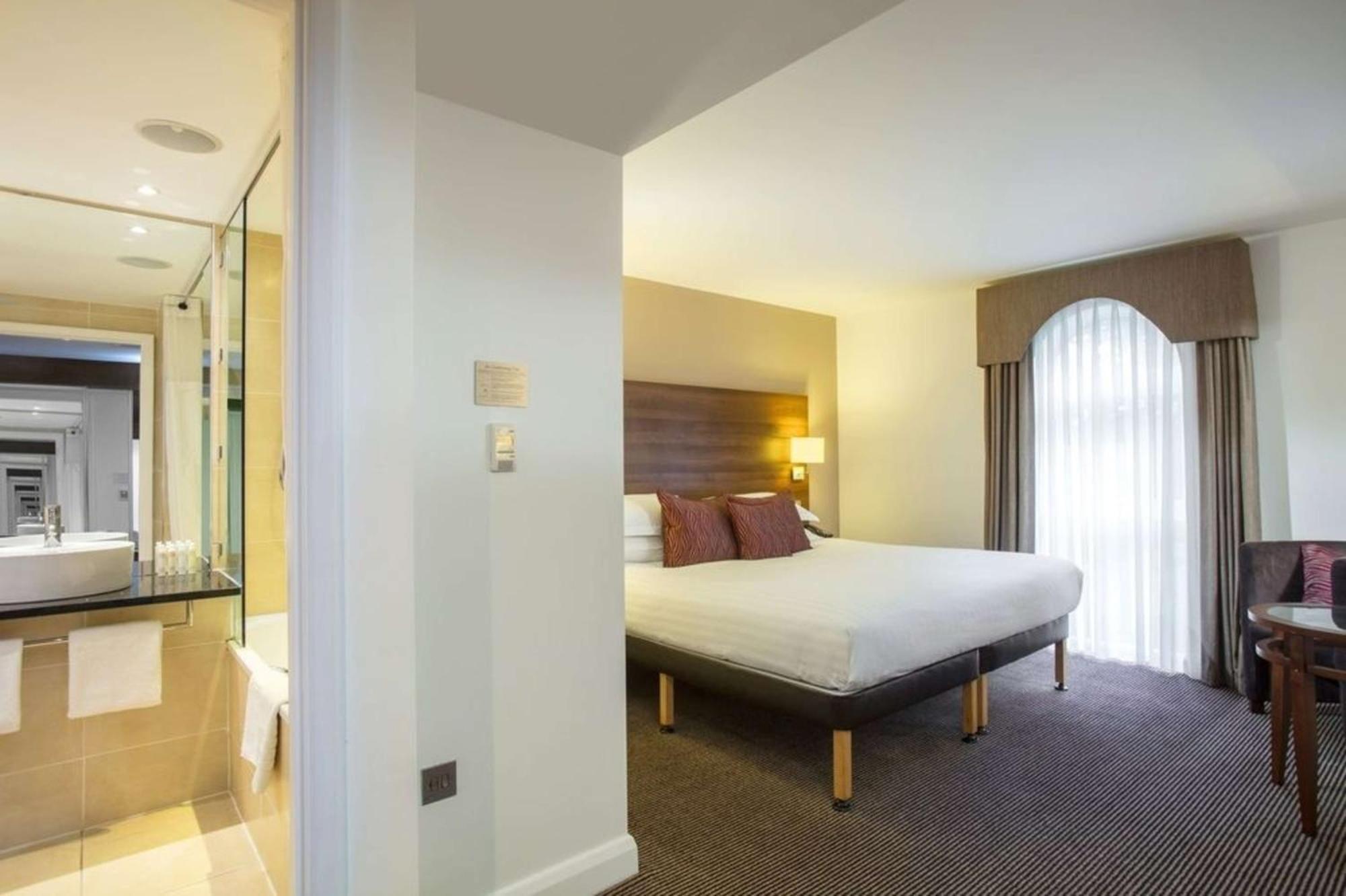 Doubletree By Hilton Честър Екстериор снимка