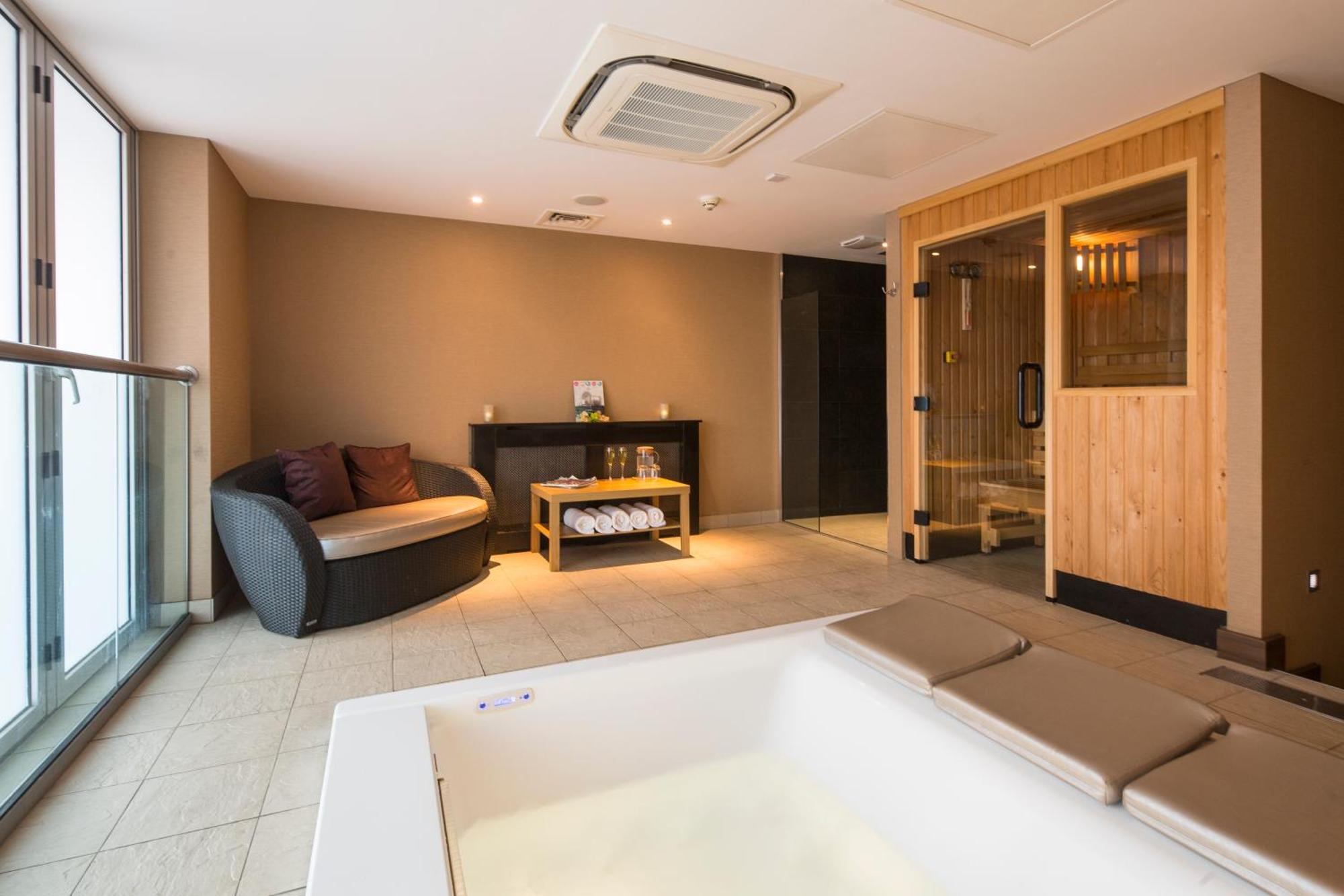 Doubletree By Hilton Честър Екстериор снимка